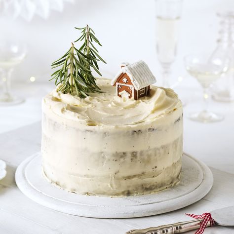 Christmas Carrot Cake Christmas Carrot Cake, Traditional Fruit Cake, Lemon Pistachio Cake, Carrot Cake Decoration, Winter Torte, Christmas Cake Recipe, Cold Cake, Festive Recipes, Fruity Cake