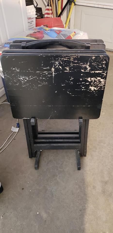 I had bought these old TV trays at a garage sale with the intent of refinishing them using chalk paint but after seeing all the posts on faux marble finish, I decided to try this instead. #diy #decor #refinish Redo Tv Tray Table, Refinish Tv Trays, Wood Tv Trays Makeover, Diy Table Top Redo, Tv Tray Makeover Diy, Tray Table Makeover, Table Top Redo, Painted Tv Trays, Tv Tray Makeover