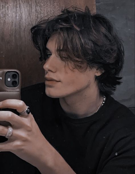 Boyfriend Haircut, Wavy Mid Length Hair, Boyfriend Hair, Hairstyles Thick Hair, Mens Haircuts Short Hair, Middle Part Hairstyles, Mens Hairstyles Thick Hair, Wavy Hair Men, Haircut Inspo