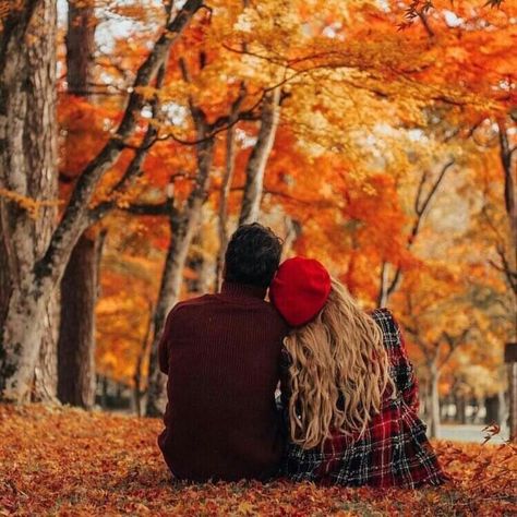 November Photoshoot Ideas, Winter Couple Pictures, Autumn Photography Portrait, Fall Couple Pictures, Fall Couple Photos, Pumpkin Patch Pictures, Shooting Couple, Fall Couple, Winter Couple