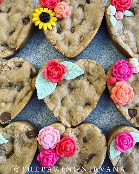 Chocolate Chip Cookies Decorated, Cookie Cakes Decorated, Cakes Decorated, Eggless Cookies, Cookie Cakes, Heart Cookie, Chocolate Roses, Fancy Cookies, Peanut Butter Chocolate Chip