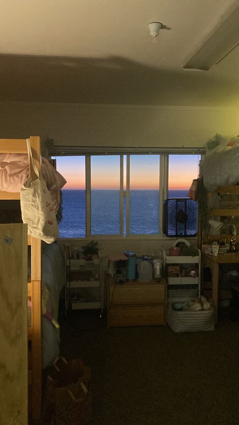 California Dorm Room, Usc Dorm Southern California, California Room Aesthetic, Beach Dorm Aesthetic, San Diego State University Dorms, College In California, Ubc Dorm, Ucsd Aesthetic, San Diego California Aesthetic