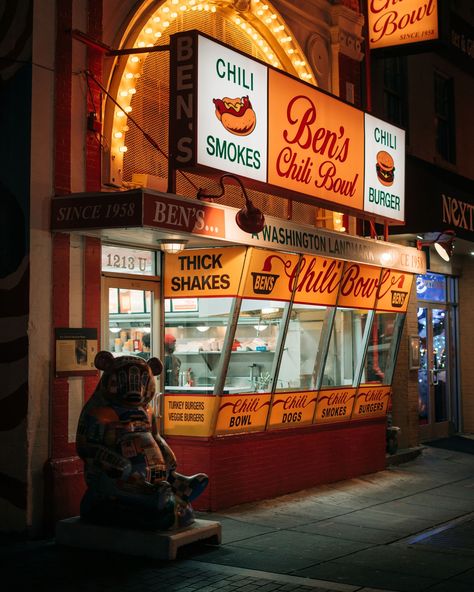 Ben's Chili Bowl at night on U Street, in Washington, District of Columbia Chili Burger, Smoked Chili, Night Scenes, Burger Dogs, Chili Bowl, Turkey Chili, Turkey Burgers, Hotel Motel, Posters Framed