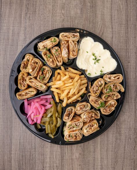 Royale shawarma tray Shawarma Platter Ideas, Shawarma Packaging Ideas, Shawarma Platter, Sliced Bell Pepper, Doner Kebab, Party Food Platters, Dinner Party Recipes, Food Displays, Pomegranate Juice