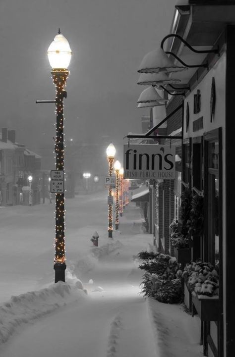 I love that this might represent just about any town any where in our world on Christmas Eve. It seems the whole world is more than ready to close shop and call it a day, and get home, safe and sound. Then, let it snow, let it snow, let it snow. Winter Szenen, Foto Tips, Winter Love, Winter Magic, Winter Scenery, Winter Beauty, Snowy Day, Snow Scenes, Winter Pictures