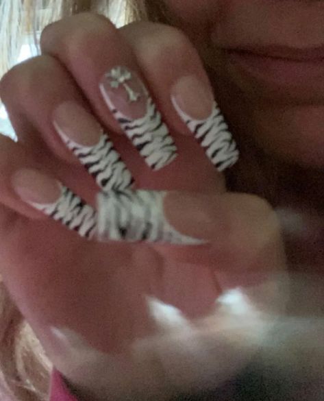 Zebra Print Nails 2000s, Green Gyaru Nails, Trashy Y2k Nails Long, Zebra Nails Y2k, Nails Acrylic 2000s, Y2k Zebra Nails, Mall Goth Nails, Zebra Nails Pink, Zebra Nails Acrylic