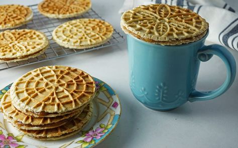 Stroopwafel Recipe, Dutch Waffles, Breakfast Cookie, Waffle Iron Recipes, Corn Cakes, Cinnamon Cookies, Butter Cookies Recipe, Sprinkle Cookies, Charcuterie Recipes