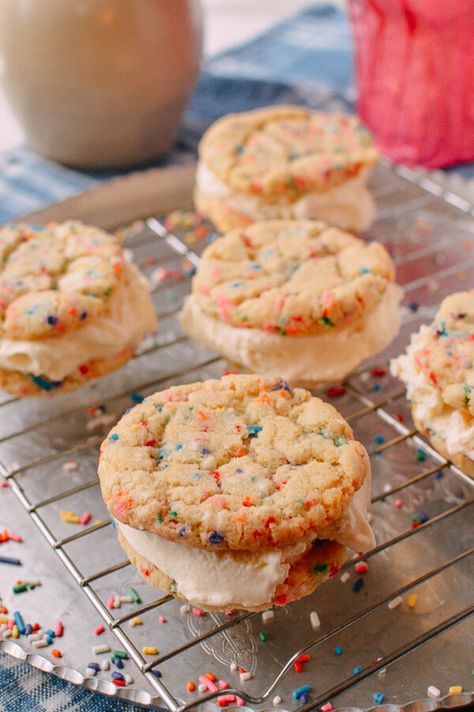 Funfetti Ice Cream Sandwiches, by thewoksoflife.com Funfetti Ice Cream, Sugar Cookies Kids, Icecream Sandwich, Vanilla Ice Cream Sandwich, Finger Desserts, Woks Of Life, Dinner Party Desserts, The Woks Of Life, Dump Dinners