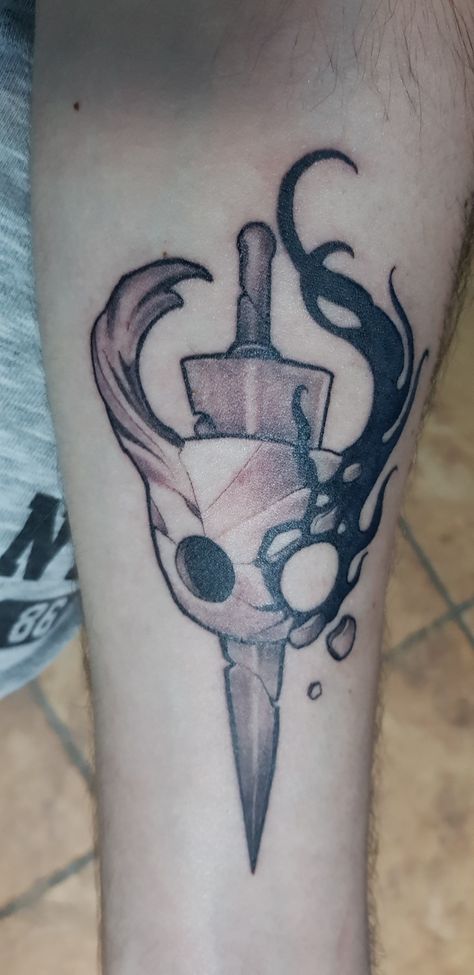 Tatuagem Hollow Knight, Warframe Tattoo, Hollow Knight Tattoo Ideas, Generic Tattoos, Little Nightmares Tattoo, Undertale Tattoo, Borderlands Tattoo, Dota Tattoo, Epic Tattoos