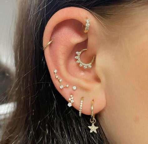 Styling Multiple Ear Piercings, Curated Ear, Cool Ear Piercings, Pretty Ear Piercings, Gold Body Jewellery, Cartilage Piercings, Cartilage Jewelry, Labret Studs, Tragus Piercing