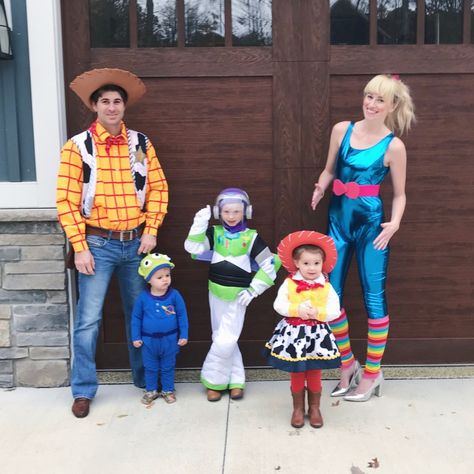 Toy Story Halloween Costume! Family of 5 halloween costume ideas. Kids costumes and group costume idea. heyitsjenna #halloween #toystory Costume Halloween Famille, Halloween Costume Family, Matching Family Halloween Costumes, Disfraz Toy Story, Disney Family Costumes, Family Themed Halloween Costumes, Costume Family, Toy Story Halloween, Halloween Costumes For Family