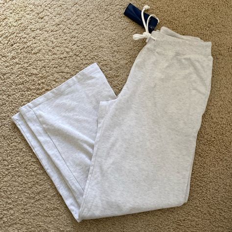 Lowrise Cozy Cotton Sweatpants With A Drawstring Waist, And Flared Legs. Fabrics: 100% Cotton Measurements: Waist 28" (71 Cm), Rise 9" (23 Cm), Inseam 32" (81 Cm) Made In: China Gray Sweatpants Women, Brandy Melville Outfits Sweatpants, Eminem Daughter, Brandy Melville Pjs, Brandy Clothes, Sweatpants Brandy Melville, Flare Sweat Pants, Brandy Melville Clothes, Brandy Sweats