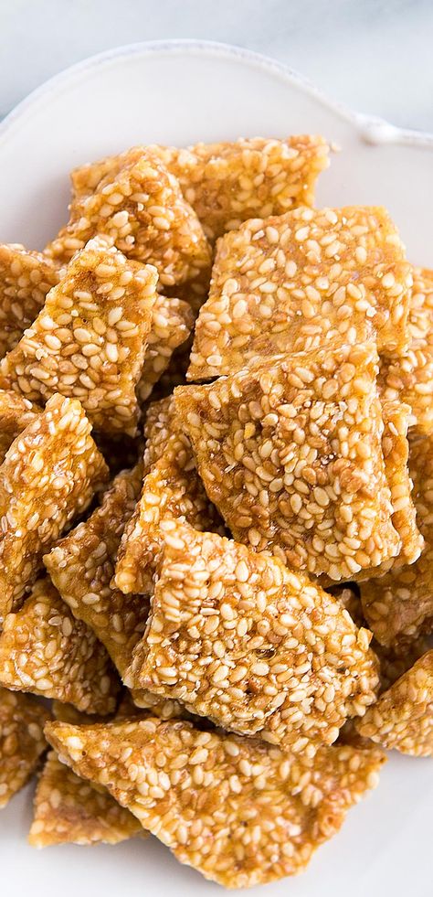 Sesame Brittle Recipe, Sesame Brittle, Bariatric Tips, Sesame Crackers, Baking Healthy, Yummy Bites, Brittle Recipes, Dessert Simple, Christmas Candy Recipes