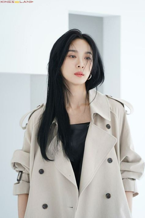 Lee Chung Ah Style, Lee Chung Ah, Coat Outfit Casual, Coat Outfits, Girl Crushes, 가을 패션, I Love Girls, The Girl Who, Elegant Outfit