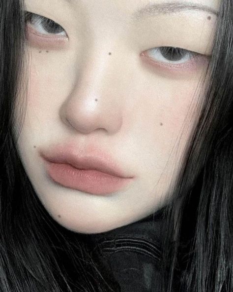 Sleepy Eyes Makeup, Moles On Face, Beauty Marks, Ethereal Makeup, Face Aesthetic, Make Up Inspo, Asian Eyes, Natural Beauty Tips, Asian Makeup