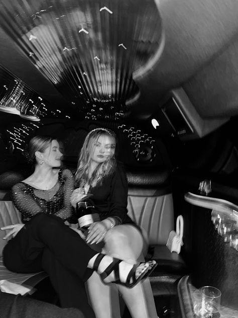 Limo Bachelorette Party, Party Limo Aesthetic, Limo Party Aesthetic, Party Bus Photoshoot, Party Bus Pictures, Limo Birthday Party Ideas, Limo Photoshoot, Party Bus Bachelorette, Limousine Aesthetic