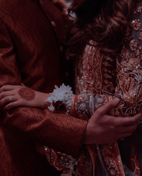 Indian Marriage Aesthetic, Pakistani Wedding Couple, Nikkah Couple, Nikkah Aesthetic, Nikkah Photoshoot, Indian Couple Aesthetic, Groom Wedding Outfit, Indian Wedding Aesthetic, Bride Groom Photoshoot