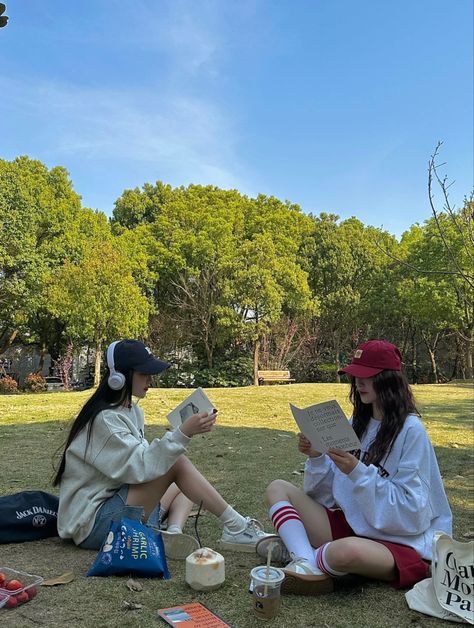 field aesthetic, pretty girl, laying down, blonde, instagram ideas, selfie, cute, aesthetic, summer, spring, wonyoung, kpop, clean aesthetic, views, window, spring, summer, smile, aesthetic, italy, europe, lemons, fruits, instagram, feed inspo, grunge, clean aesthetic, travel, wonyoung, food, cake, reading, pretty girl, foodie, tropical, hawaii, bahamas, flowers, lana del ray rey, room, japan, america, roomtour, cute room aesthetic, minimalist, instagram pose ideas Summer Like Attention, Cute Friendship Photos, Photos To Recreate By Yourself, Friend Poses Aesthetic, Aesthetic Friend Pictures, Dream Friendship, Romeo Ve Juliet, Cute Friend Poses, Korea Photoshoot