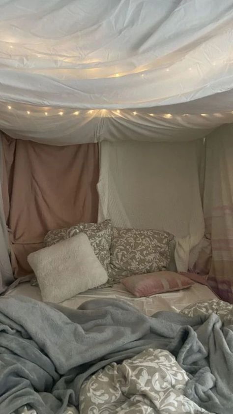 How to create a cozy reading environment with Ever Lasting!‧₊˚📚✩ ₊˚🎧⊹♡ | Room Decor Tips | Ever Lasting Blog Sleepover Fort Aesthetic, Bedroom Fort Ideas, Fort Ideas Indoor Bedroom, Blanket Fort Aesthetic, Comfy Fort, Fort Sleepover, Aesthetic Fort, Fort Aesthetic, Sleepover Besties