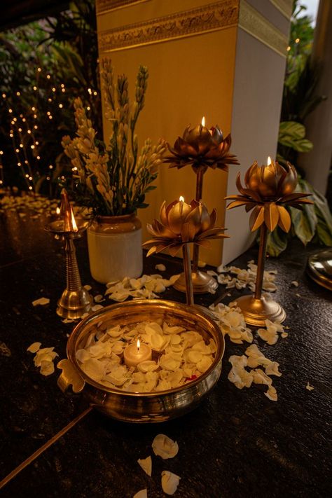 Trending Wedding Decoration Ideas House Decor Indian Wedding, Diwali Flower Decor, Diwali House Decor, Roka Ceremony Decoration At Home, Diwali Pooja Setup, House Warming Indian, Wedding Indian Decor, Diwali House Decoration Ideas, Flower Decorations For Home