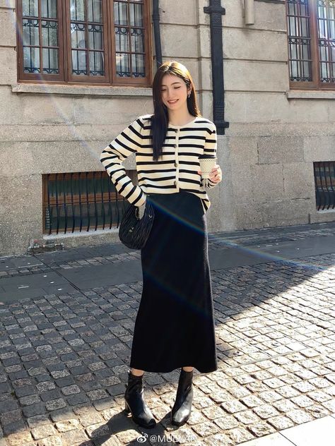 Long Skirt Outfits Korean, Elegant Summer Outfits, Outfit Korean Style, Long Skirt Fashion, Modesty Outfits, Winter Skirt Outfit, Winter Fashion Outfits Casual, Tokyo Fashion, Asian Outfits