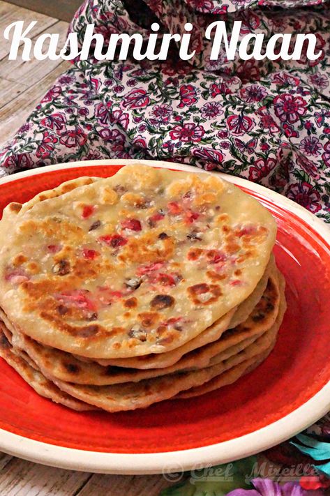 Kashmiri Cuisine, Kashmiri Recipes, Bread Photography, Chapati Recipes, Veg Meals, Indian Breads, Veg Pizza, Breakfast Platter, Naan Recipe