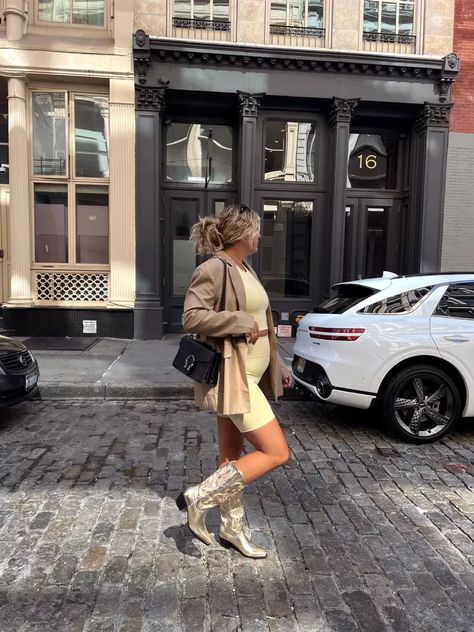 Fall Cowboy Boot Outfits, Fall Cowboy Boots, Blazer Outfit Fall, New York Fall Fashion, Midsize Outfit Ideas, Gold Cowboy Boots, Nyc Street Style Fall, Fall Street Wear, Nyfw Outfits