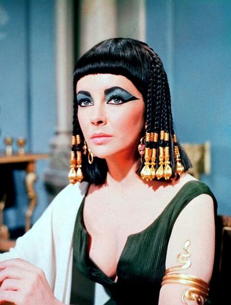 Funky Vintage Hairstyles that were the Epitome of Cool in their Day Cleopatra Make-up, 60’s Makeup, Cleopatra Makeup, Elizabeth Taylor Cleopatra, 60s Makeup, Movie Makeup, Vintage Halloween Costume, Character Makeup, Chic Halloween