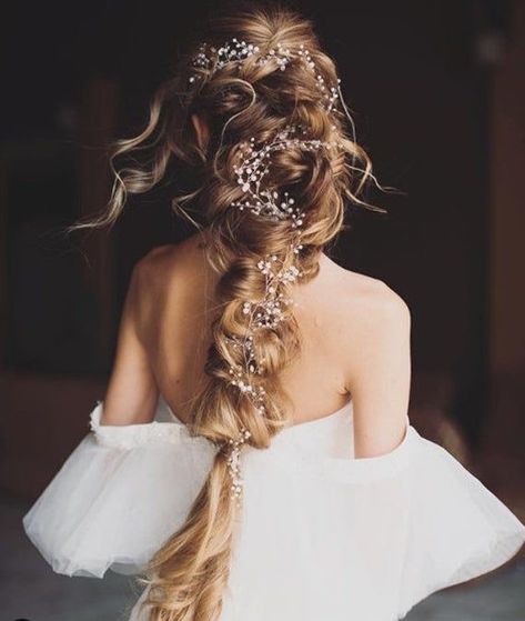 Presenting you latest bridal hairstyles for mehendi ceremony with baby breath flowers. From long haur bridal hairstyle to short hair bridal hairstyle, we have beautiful hairstyles ideas for all brides. #shaadisaga #indianwedding #bridalhairstyle #bridalhairstylebabybreath #bridalhairstylewithflowers #bridalhairstyleforlonghair #babybreath #bridalhairstyleforshorthair #bridalhairstylecurlyhair #bridalhairstylenew #bridalhairstylewithbraids #bridalhairstylesimple #bridalhairstylestraight #flower Vintage Long Hair, Bridal Hair Vine Pearl, Vintage Hairstyles For Long Hair, Long Hair Vine, Silver Hair Vine, Long Bridal Hair, Royal Marriage, Pearl Bridal Headpiece, Pearl Hair Vine