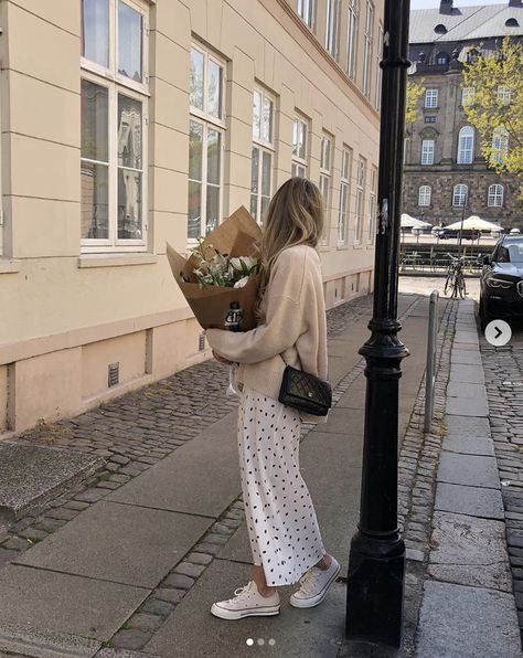 Parisian Outfits, French Girl Aesthetic, Parisian Aesthetic, French Aesthetic, Parisian Chic Style, Paris Mode, French Girl Style, Mode Boho, Holding Flowers