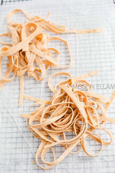 An easy keto pasta alternative that is super simple to make at home. This pasta is just like the real thing but easier to make! #ketopasta #ketopastrecipe #ketonoodles #ketofettuccine Low Carb Pasta Recipes, Keto Pasta Recipe, Keto Noodles, Noodle Pasta, Keto Pasta, Pasta Substitute, Almond Flower, Pasta Alternative, Keto Lasagna