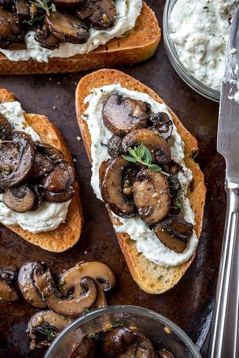 Ricotta Spread, Tapas Ideas, Herbed Ricotta, Tapas Party, Mushroom Toast, Resep Diet, Bar Food, Garlic Mushrooms, Funny Food