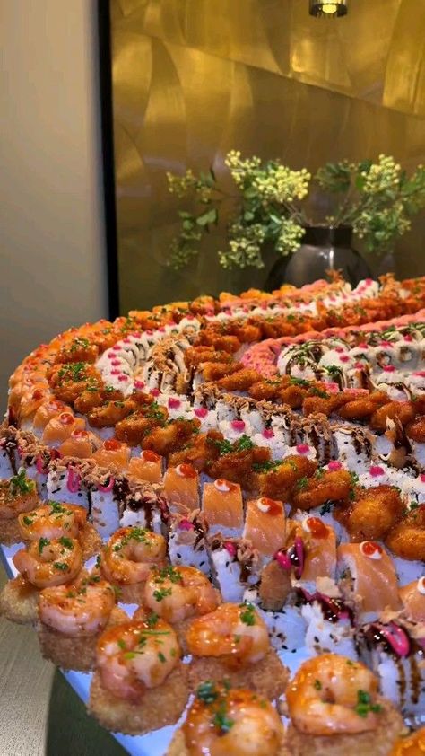 Sushi Catering Presentation, Sushi Wedding Reception, Sushi Buffet Wedding, Sushi Grazing Board, Sushi Catering Display, Sushi Bar Party, Sushi Presentation Ideas, Sushi Table Setting, Sushi Bar Wedding