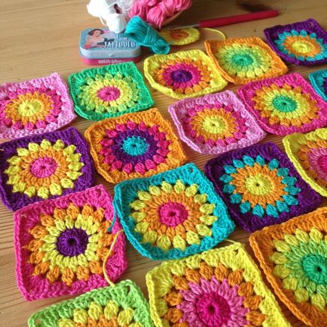 Color 'n Cream Crochet and Dream Granny Square Rainbow, Colorful Granny Square, Crochet Flower Blanket, Granny Square Crochet Patterns Free, Crochet Blocks, Crochet Square Patterns, Granny Squares Pattern, Square Patterns, Crochet Square