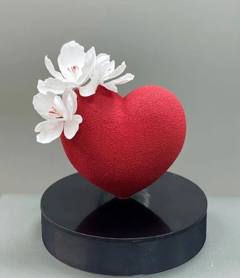 The beauty of this cake ~.~ Valentine Cake Ideas Creative Beautiful, Carving Cake Recipe, Heart Cake Design, Modern Birthday Cakes, Artist Cake, Cake Design Inspiration, Gravity Cake, Cupcake Cake Designs, Elegant Birthday Cakes