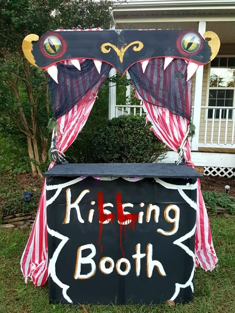 Haloween Decoracion Creepy, Spooky Booth Ideas, Halloween Kissing Booth, Creepy Circus Halloween Party, Halloween Booth Decorating Ideas, Spooky Circus Decorations, Scary Carnival Costumes, Zombie Halloween Party Decorations, Creepy Carnival Halloween Party