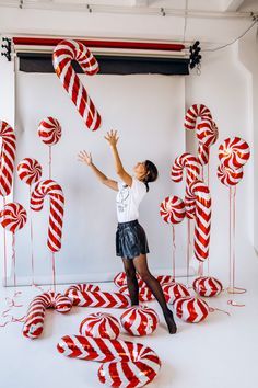 Christmas Idea Photoshoot, Christmas Studio Pictures, Holiday Photoshoot Backdrop, Christmas Photoshoot Decor Ideas, Holiday Studio Photography, Christmas Decorations Photoshoot, Easy Christmas Backdrops For Pictures, Christmas Sets Photography, Christmas Photo Studio Decor