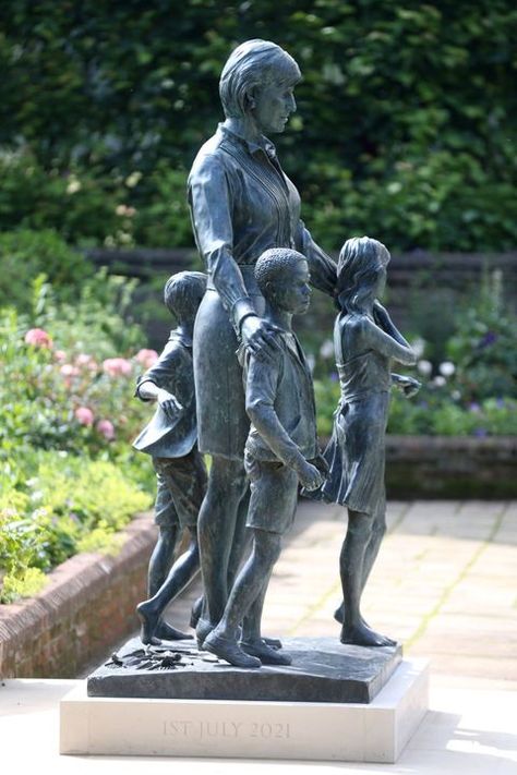 Princess Diana Memorial Fountain, Diana Memorial Fountain, Princess Diana Memorial, Lady Sarah Mccorquodale, Diana Statue, Diana Memorial, Princess Diana Photos, Diana Princess Of Wales, Kate And Meghan