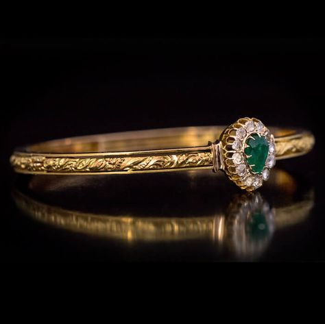 Antique Emerald Diamond Chased Gold Bangle Bracelet - Antique Jewelry | Vintage Rings | Faberge Eggs Victorian Gold Jewelry, Victorian Jewelry Indian, Victorian Jewellery Designs, Emerald Bangles, 14k Gold Bangle Bracelet, Antique Gold Bracelet, Victorian Bracelet, Gold Jewelry Outfits, Diamond Bracelet Design