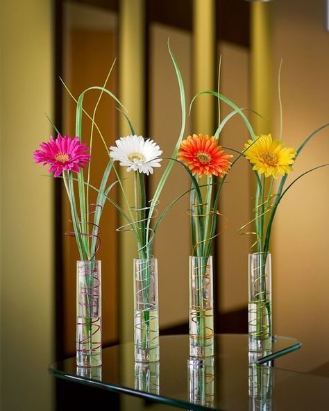 Simple Arrangements, Daisy Centerpieces, Colorful Vases, Arrange Flowers, Arranging Flowers, Bored Art, Ikebana Flower, Tafel Decor, Gerber Daisies