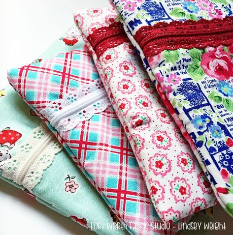 Front Zipper Pouch, Lace Zipper Pouch Tutorial, Lace Zipper Projects, Patchwork Bags Patterns, Period Bags, Zipper Tutorial, Zippered Pouches, Bags Patterns, Zipper Pouch Tutorial