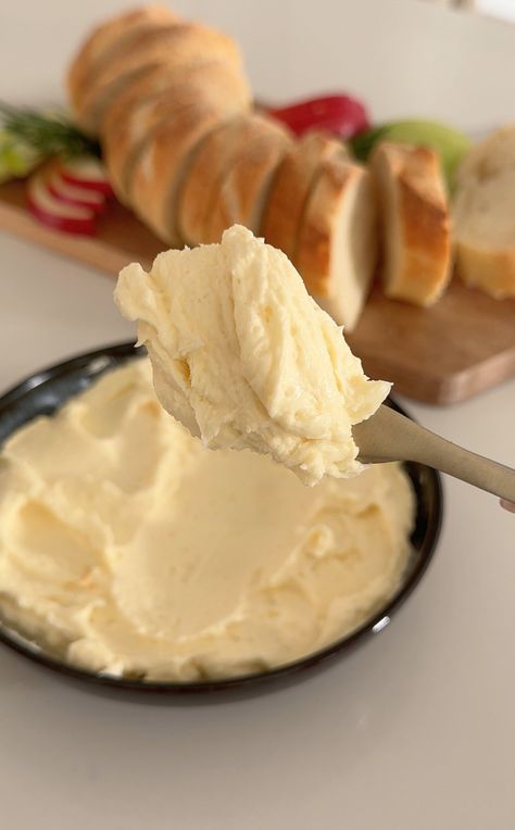 Whipped Brie Butter Whipped Butter Board, Brie Butter Recipe, Whipped Brie Butter, Brie Butter, Brie Sauce, Whipped Brie, Simple Appetizer, Brie Recipes, Compound Butter