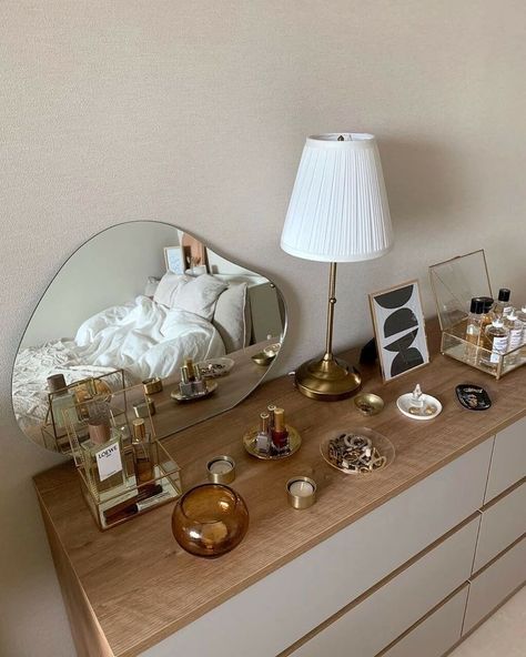 Bedroom Modern Aesthetic, Dresser Aesthetic, Dresser Decor Bedroom, Koleksi Parfum, Perfume Organizer, Bedroom Styling, Aesthetic Neutral, Organizer Ideas, Bedroom Deco