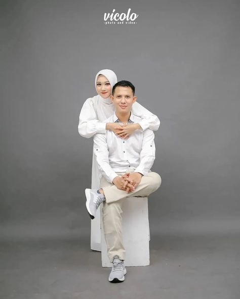 Studio Wedding Photoshoot, Prewedding Photography Casual, Prewed Indoor, Prewed Studio, Prewedding Studio, Sama Ayang, Pose Prewedding, Foto Prewedding, Pre Wedding Photoshoot Props