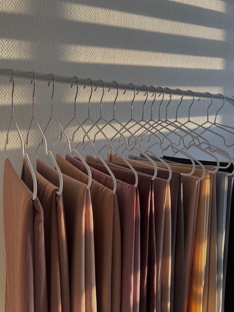 Hijab Wardrobe Storage, Hijabi Closet Organization, Hijab Organizer Storage, Hijab Organisation, Hijab Organization Ideas, Hijab Organization, Hijab Organizer, Hijab Rack, Hijab Hanger