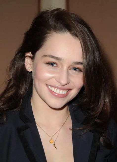 Emilia Clarke Was Criticized For Aging Naturally & It’s Not OK Emilia Clarke Pics, Aging Naturally, Keira Knightly, Indie Dresses, Holly Golightly, Natural Aging, Eye Wrinkle, Mother Of Dragons, English Actresses