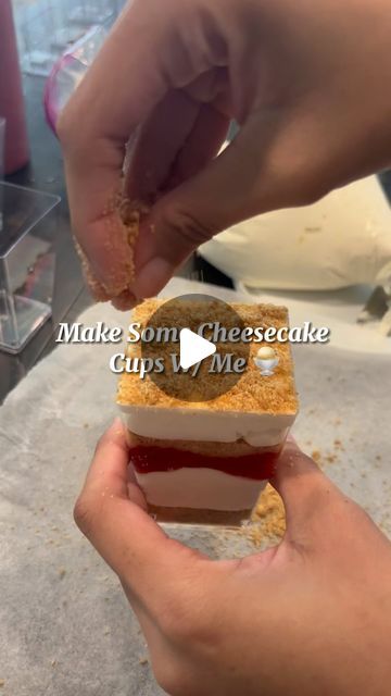 How To Make Cheesecake Cups, Cheesecake Charcuterie Board Ideas, Cheesecake Appetizer, Diy Cheesecake Cups, Strawberry Crunch Shooters, Curro Cheesecake, Strawberry Crunch Cheesecake Cups, Cheesecake In A Cup, Strawberry Cheesecake Shooters