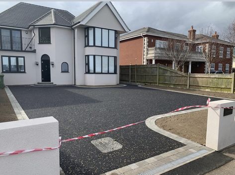 Black Tarmac Driveway, Black Top Driveway Ideas, Tarmac Driveway Ideas, Large Driveway Ideas, Modern Driveway Ideas, Driveways Ideas, Tarmac Driveway, Tarmac Drives, Front Driveway Ideas