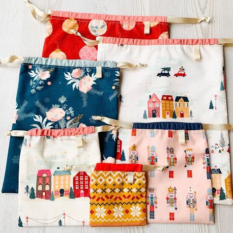 #artgalleryfabric hashtag on Instagram • Photos and videos Christmas Gift Bags To Sew, Fabric Christmas Bags, Zero Waste Christmas, Fabric Gift Bag, Holiday Sewing, Fabric Gift Wrap, Reusable Gift Bags, Wrapping Party, Christmas Sewing