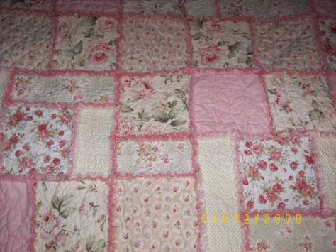 I really like the mix of square and rectangle as opposed to just squares!! The colors are pretty too, really close to what I want for my bedroom quilt. Rag Quilt Instructions, Roses Quilt, Rag Quilting, Rag Quilt Tutorial, Quilting Methods, Shabby Chic Quilts, Easy Quilting, Rag Quilt Patterns, Sewing Quilts